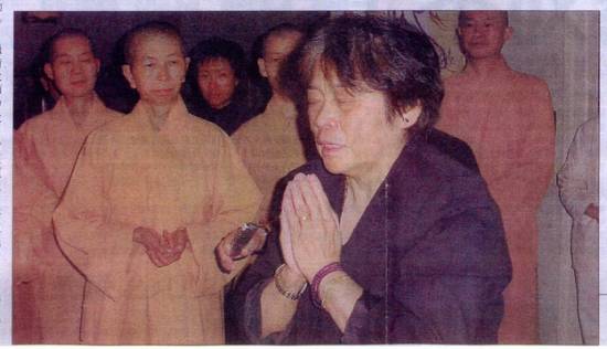 圖說:侯欲善妻子侯李慶秋向前往助念做法會的法師居士講述侯欲善拜師及圓寂前的殊勝事蹟 圖說:侯欲善妻子侯李慶秋向前往助念做法會的法師居士講述侯欲善拜師及圓寂前的殊勝事蹟