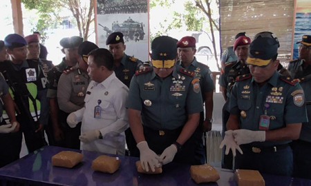 Temu pers penangkapan 5,2 kg sabu di Asahan. Temu pers penangkapan 5,2 kg sabu di Asahan.