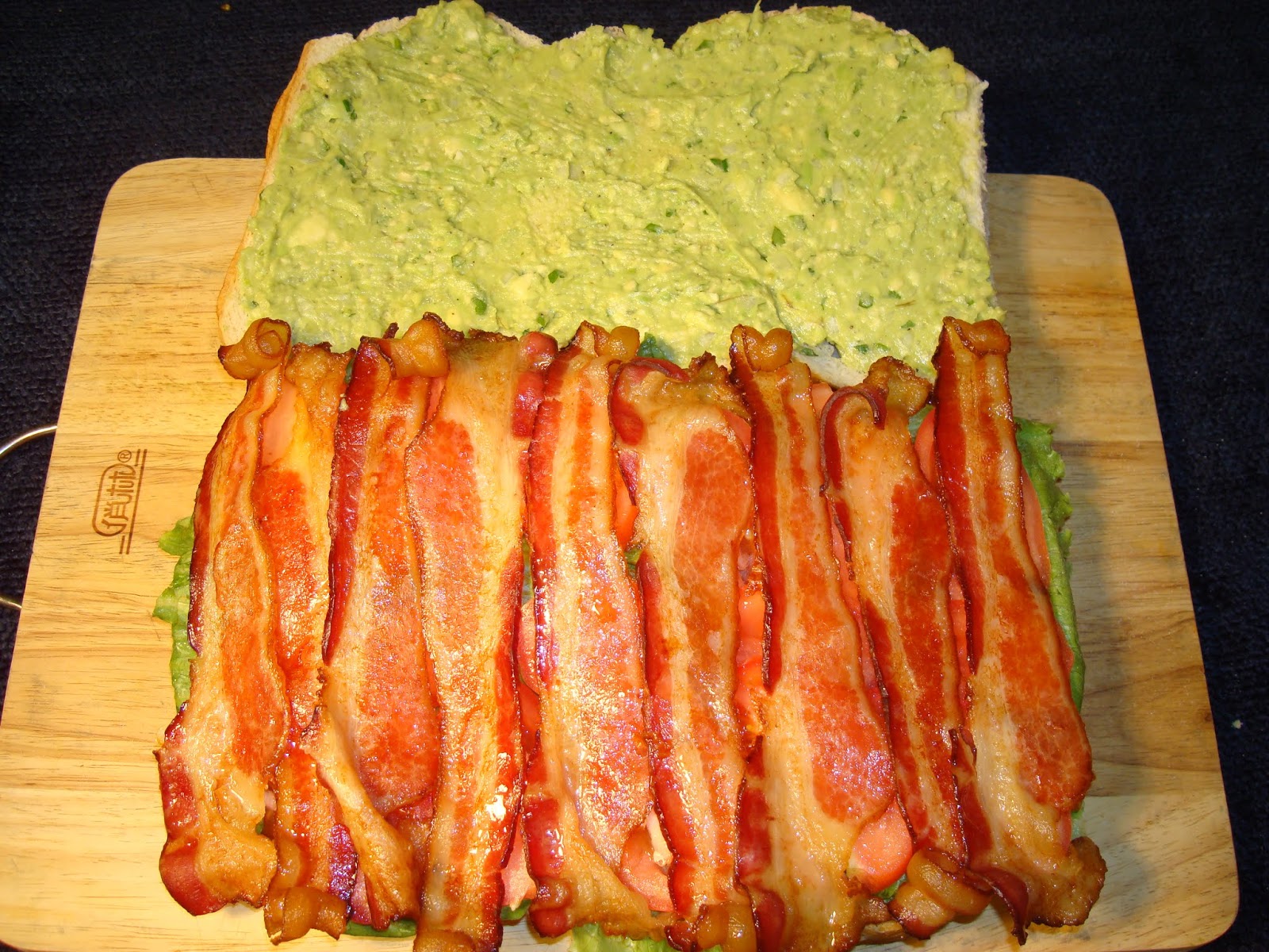 LA COCINA DEL POLLO SANDWICH DE TOCINO, LECHUGA, TOMATES Y GUACAMOLE