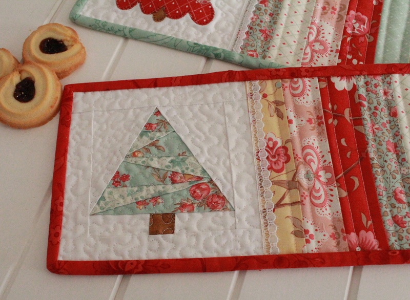 free-pattern-christmas-mug-rugs-threadbare-creations