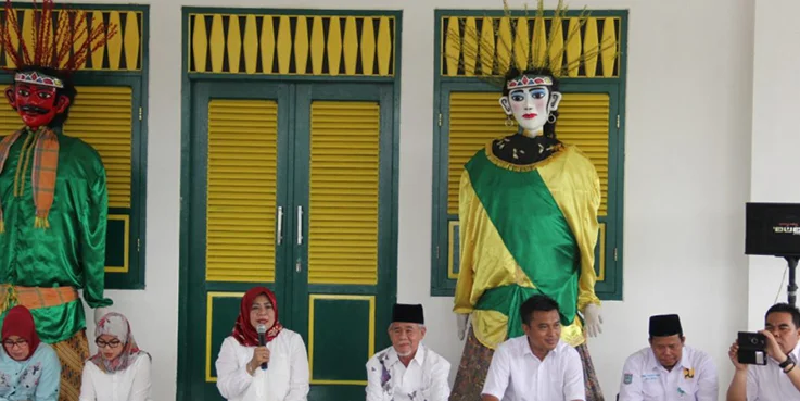 Kepala DPU Kota Tangsel, Hj. Retno Prawati saat memberikan sambutan pada acara pengajian dalam rangka menyambut Bulan Suci Ramadhan 1438 H, yang bertempat di Tandon Ciater Kec. Serpong.