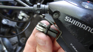 Threaded cable guide in V brake lever
