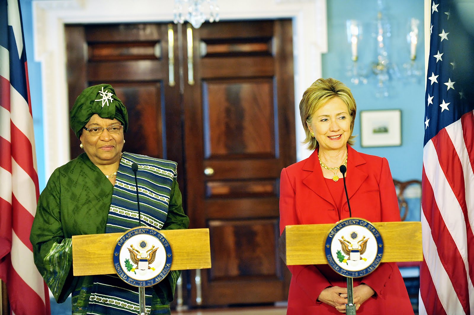 http://4.bp.blogspot.com/-k-fKuWeyKHk/Tn_7tXKRC_I/AAAAAAAAC_0/JOpGBGVFhbg/s1600/Hillary_Clinton_meets_with_Liberian_President_Ellen_Johnson-Sirleaf%252C_April_2009-3.jpg