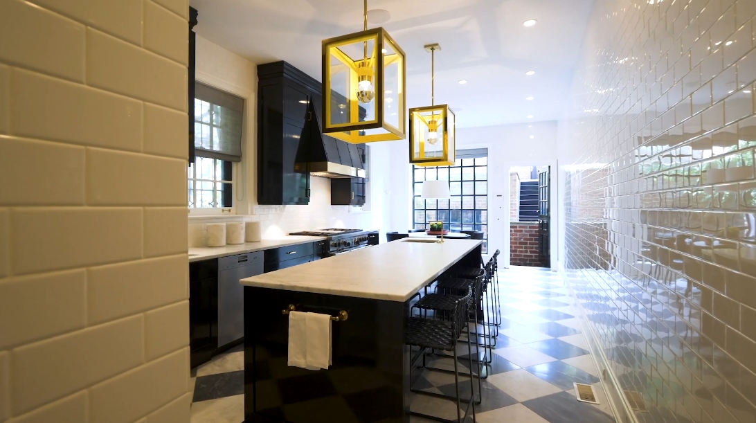 19 Photos vs. 23 E Scott St, Chicago Interior Design Luxury Home Tour