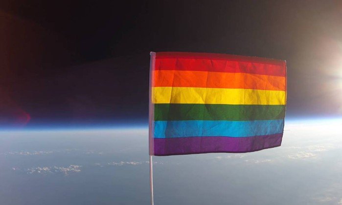 Confira o vídeo da primeira bandeira LGBT enviada para o espaço Confira o vídeo da primeira bandeira LGBT enviada para o espaço
