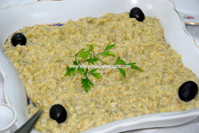 Ensalada de berenjenas o salata de vinete Ensalada de berenjenas o salata de vinete