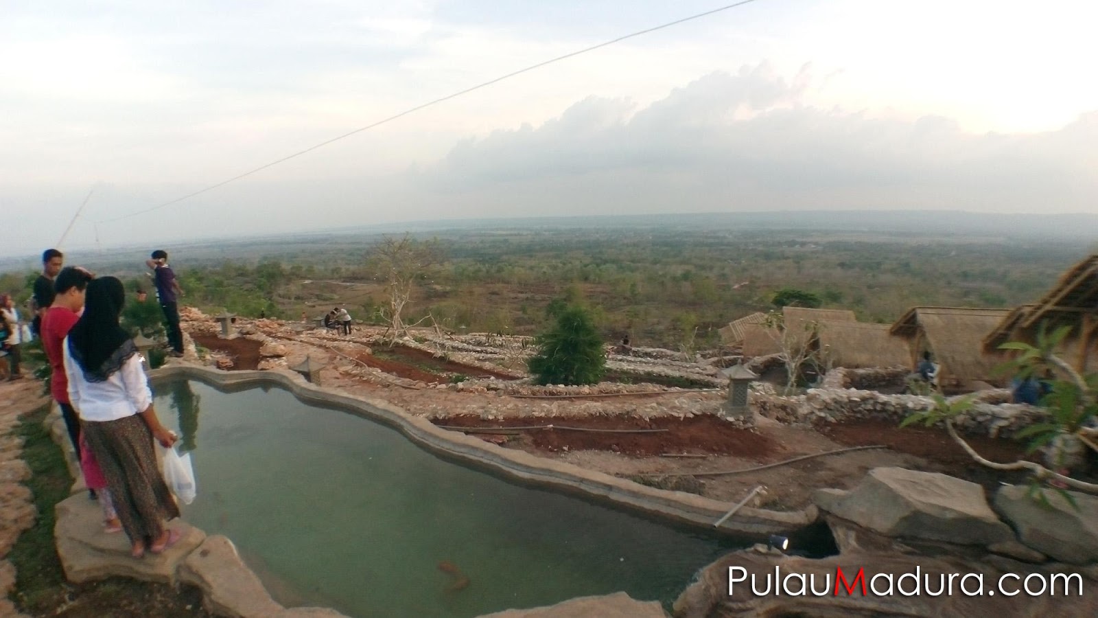 Obyek Wisata Bukit Tinggi Daramista di Kabupaten Sumenep - Gerbang Obyek Wisata Bukit Tinggi Daramista di Kabupaten Sumenep - Gerbang