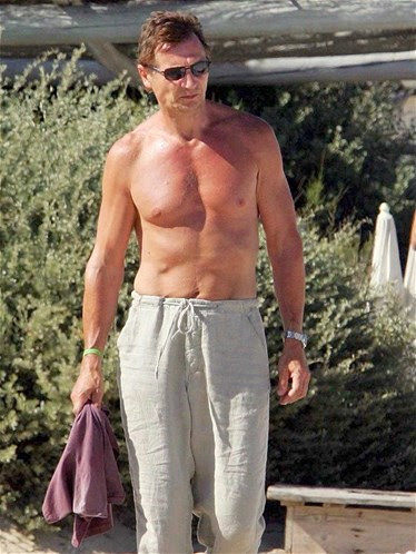 Famosos sin camiseta