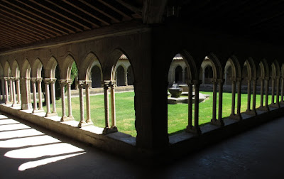 Claustro de la abadía de Saint Hilaire. País de los Cátaros. Francia