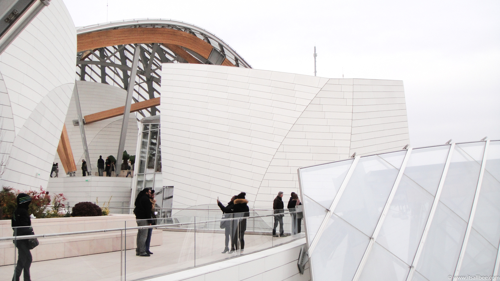 Foundation Louis Vuitton In Paris - Tips on Fondation Louis Vuitton Museum Tickets, opening Hours and Metro directions from Paris.