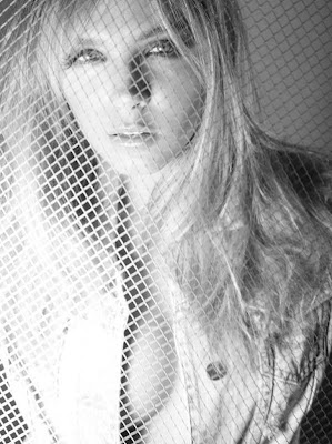 Seven Stars World: Elizabeth Loaiza