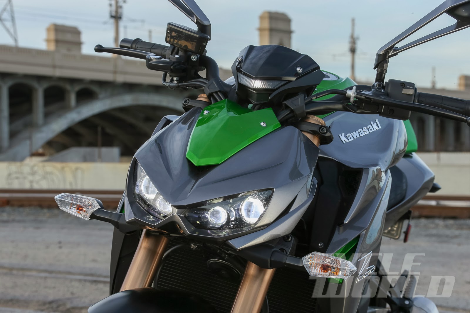 2014-Kawasaki-Z1000-ABS-detail-front-section.jpg
