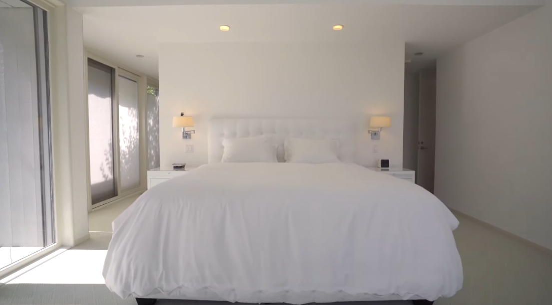 Tour 28 Hedges Banks Dr, East Hampton vs. 25 Interior Design Photos