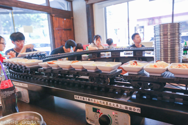 台中南屯本草堂素食迴轉火鍋|素食吃到飽,小火車將美食送到面前 台中南屯本草堂素食迴轉火鍋|素食吃到飽,小火車將美食送到面前