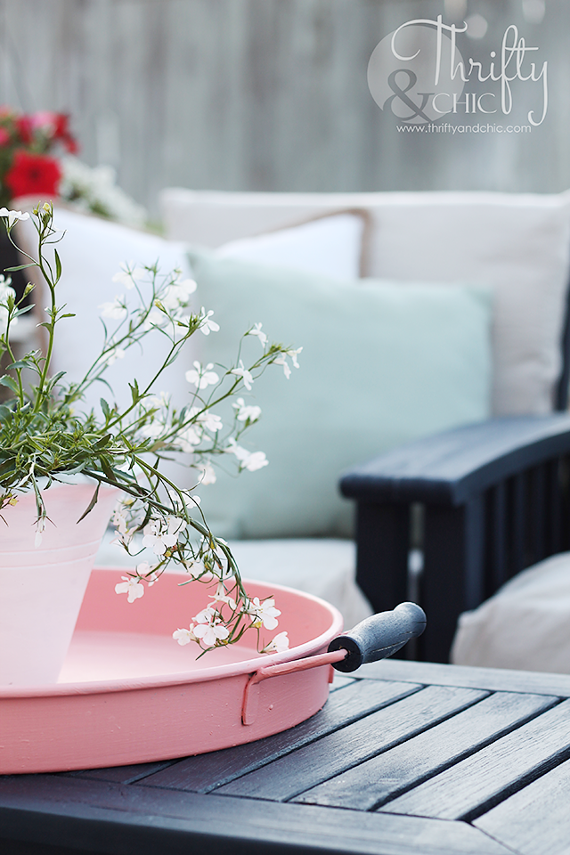 Patio makeover on a budget. Patio decorating ideas and decor. Update old patio furniture with a few simple steps!