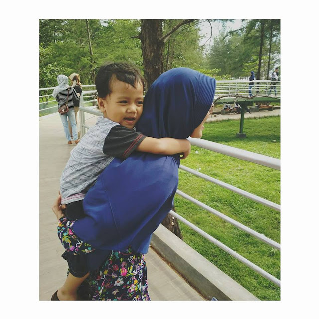 ibu dan anak berfoto di taman berkas bengkulu