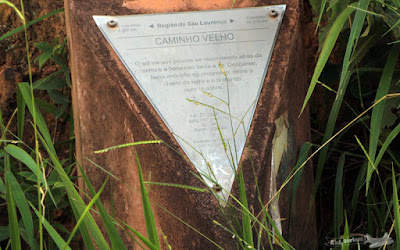 A identificação da placa é tão pequena que dificulta a navegação