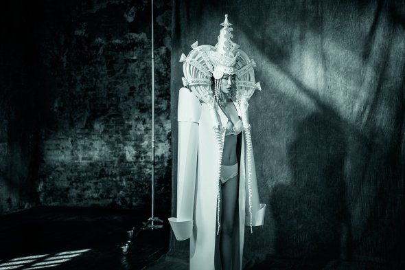 Os trajes e figurinos fashion de papel inspiradas em culturas distantes de Asya Kozina e Dmitriy Kozin Asya Kozina Dmitriy Kozin esculturas de papel roupas figurinos trajes culturas exóticas fashion