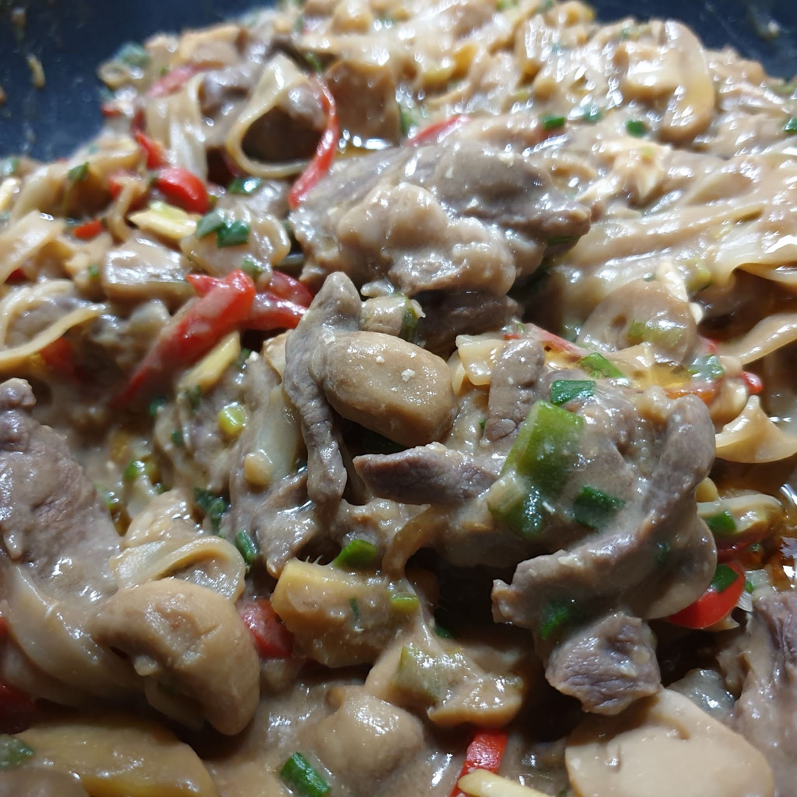 [Recipe] Stirfry beef with ginger, leeks, and rice noodles It's all