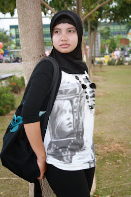 Jilbab Cantik Mahasiswi Kedokteran Tina dari Pontianak membusungkan dada