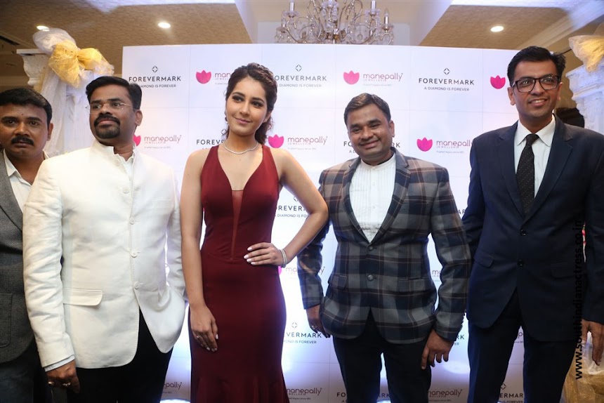 Raashi Khanna launches Forevermark Diamonds at Manepally Jewellers