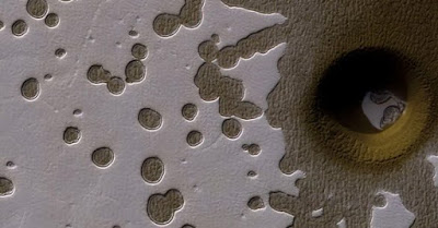 Интересна дупка на Марс Marsfeature-585x306