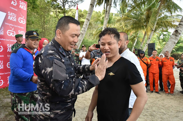 Danlantamal V Surabaya Sematkan Brevet Scuba Diver Kepada Plt Bupati Trenggalek