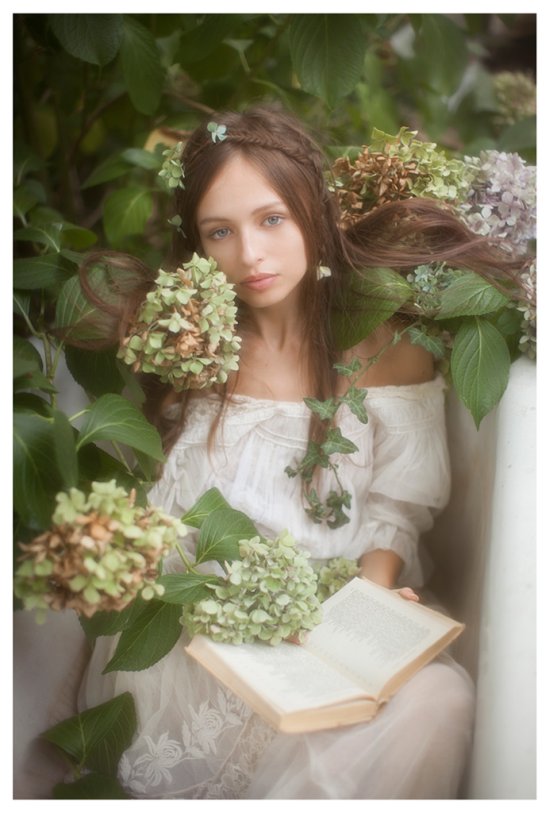 A bela modelo Sabrina Barca em meio a natureza na fotografia fashion de Vivienne Mok Vivienne Mok fotografia fashion mulheres modelos Sabrina Barca floral natureza beleza