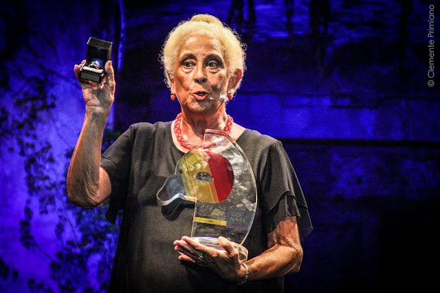 La premiazione con trofeo e spilla dell’attrice Isa Danieli. Foto della pagina ufficiale, di Clemente Primiano.