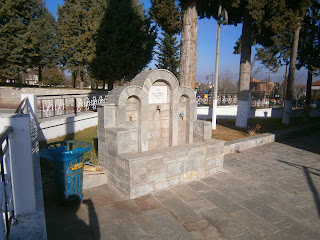 κρήνη στο ναό αγίων Κωνσταντίνου και Ελένης στο Μαυροδέντρι Κοζάνης