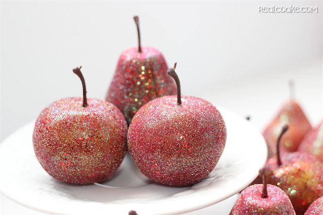 Simple and easy #DIYCraft to make beautiful glitterized apples from realcoake.com
