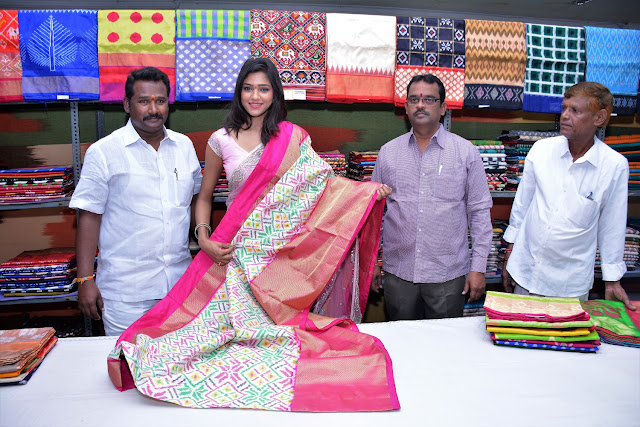 Actress Shalu Chourasiya Inaugurates Pochampally IKAT art mela at Vijayawada Actress Shalu Chourasiya Inaugurates Pochampally IKAT art mela at Vijayawada