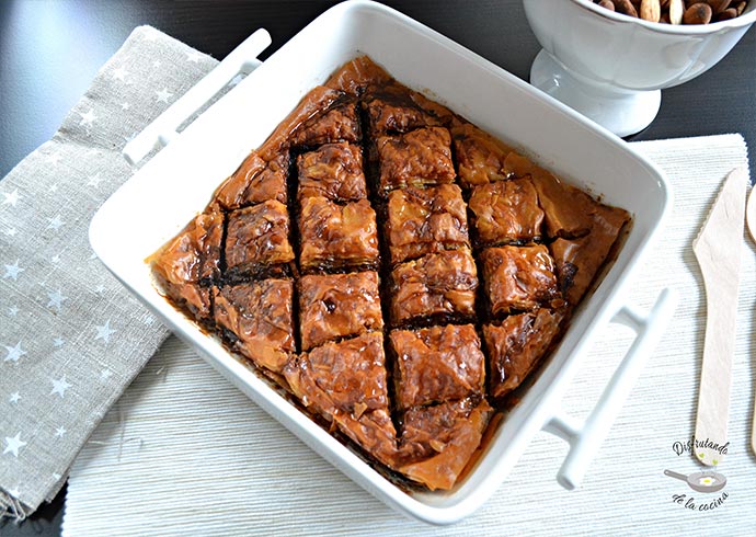 Baklava de almendras, nueces y pistachos. Postre típico Griego (Receta fácil)