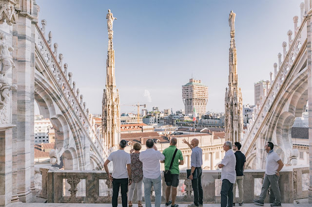 Visitantes no Terraço do Duomo di Milão