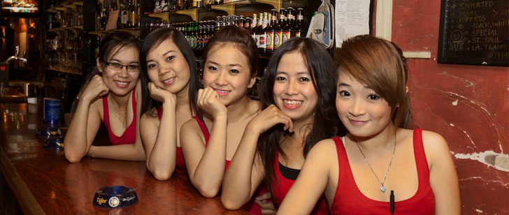 Тайку толпой. Девушки из Сайгона. Сайгонские девушки. Хошимин девушки. Вьетнамцы в баре.