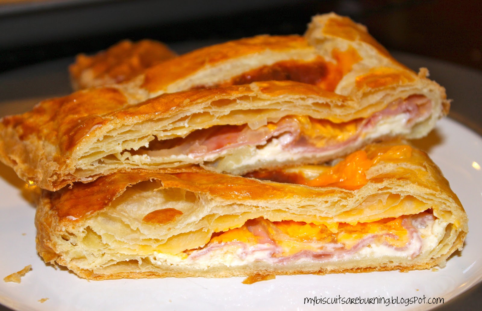 слойка с ветчиной и сыром. булочка с ветчиной и сыром. рулет из слоёного теста с колбасой и сыром. рулет из слоеного теста. слойки с сыром.