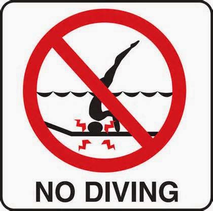 Почему нельзя нырять в карповое. Табличка нырять запрещено. Табличка не нырять. Прыгать в воду запрещено. Знак прыгать в воду запрещено.