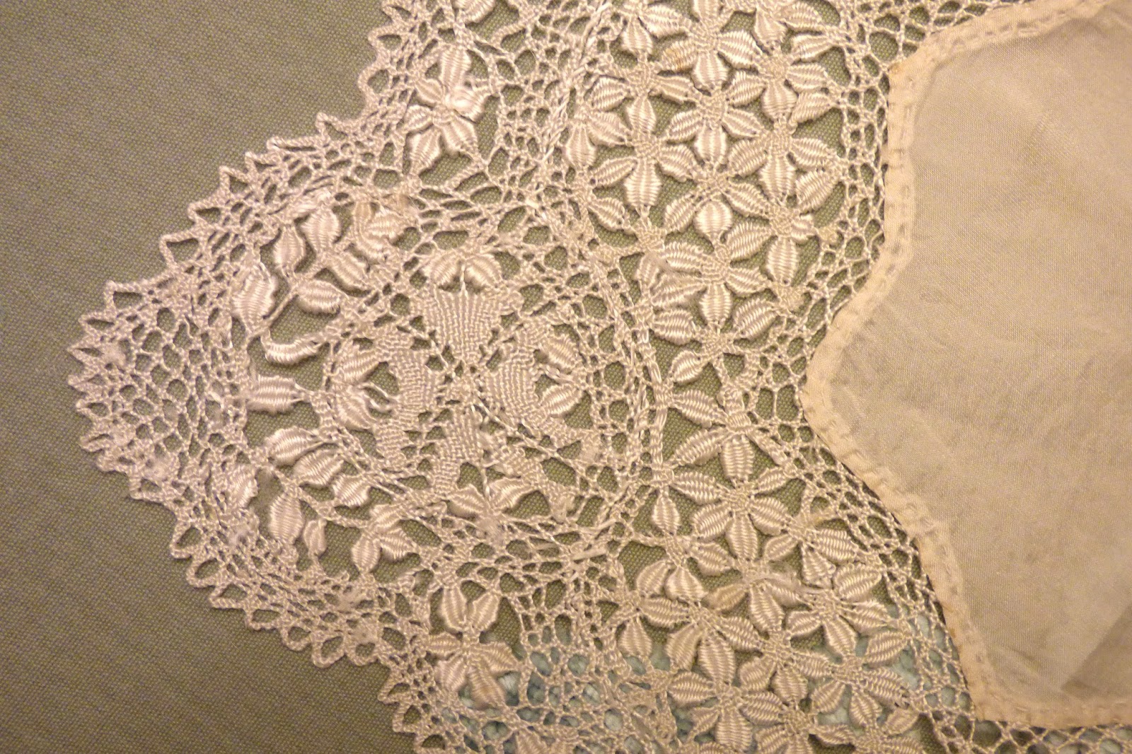 Hankies & Handkisses El encaje maltés, un particular encaje inglés.