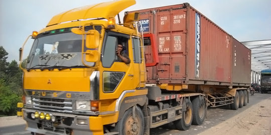 Truk Besar Dilarang Melintas Di Jalur Penghubung Utara-Selatan Truk Besar Dilarang Melintas Di Jalur Penghubung Utara-Selatan