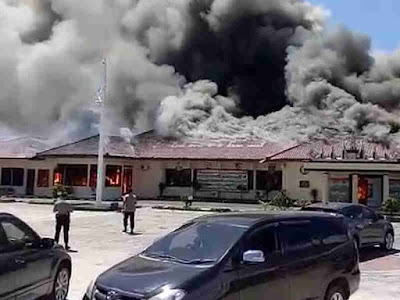 Bangunan Utama Mapolres Lampung Selatan Hangus Terbakar Bangunan Utama Mapolres Lampung Selatan Hangus Terbakar