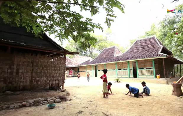 Rumah Adat Jawa Timur (Tanean Lanjhang) Rumah Adat Jawa Timur (Tanean Lanjhang)