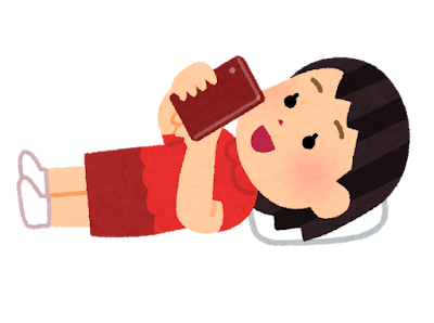 寝転がってスマホを使う人のイラスト（女の子）