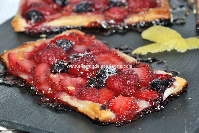 Hojaldre dulce de fresas y frutas del bosque Hojaldre dulce de fresas y frutas del bosque