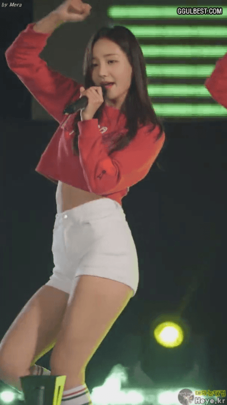 GGULBEST.COM GIF FACTORY: MOMOLAND YeonWoo white shorts.gif