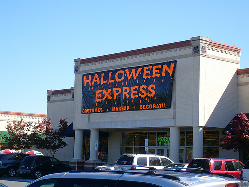 The Halloween season is upon us and Halloween Express seasonal store locations are opening around the country. Use our retail store locator to find a local Halloween Express near you. If you're looking for seasonal employment, we suggest you visit the store directly.