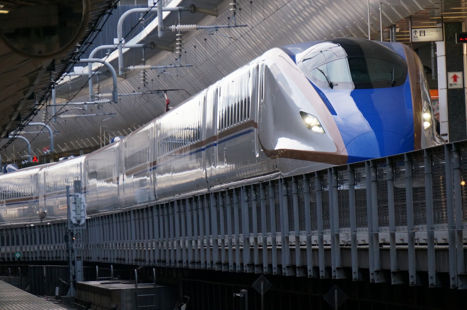 東京駅へ到着するE7系新幹線