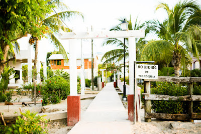 Remax Vip Belize: Sidewalk in between CBC and Barefoot