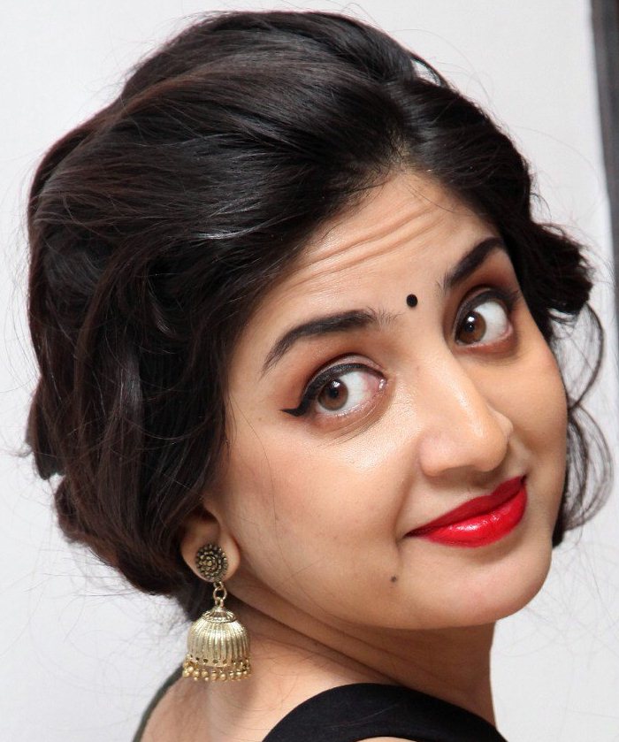 Telugu Actress Poonam Kaur Smiling Face Close Up Photos