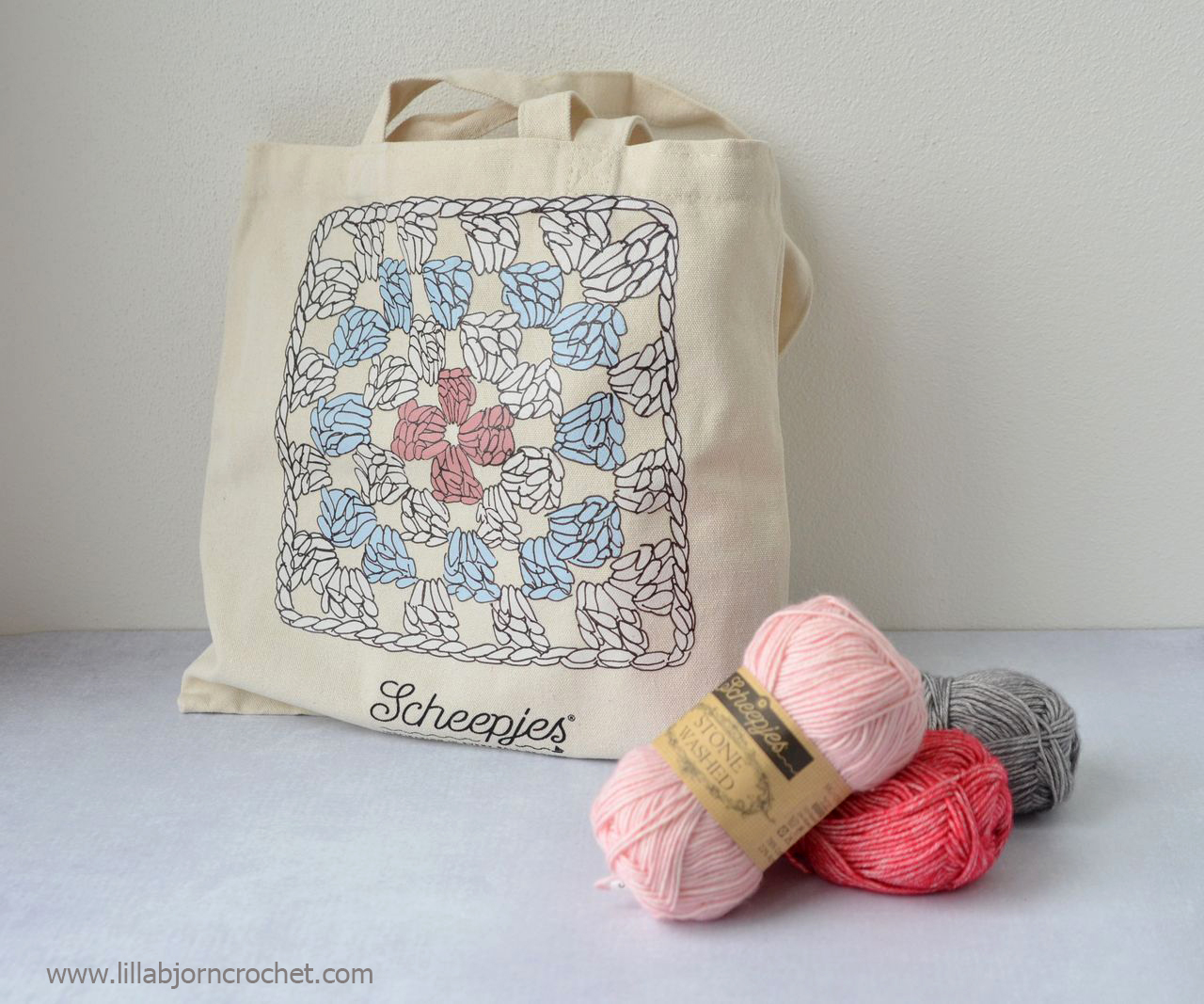 Canvas Tote by Scheepjes with granny square print. Gift guide by www.lillabjorncrochet.com