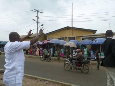 5 Photos: Ekiti state residents cheer Fayose as he walks on the street